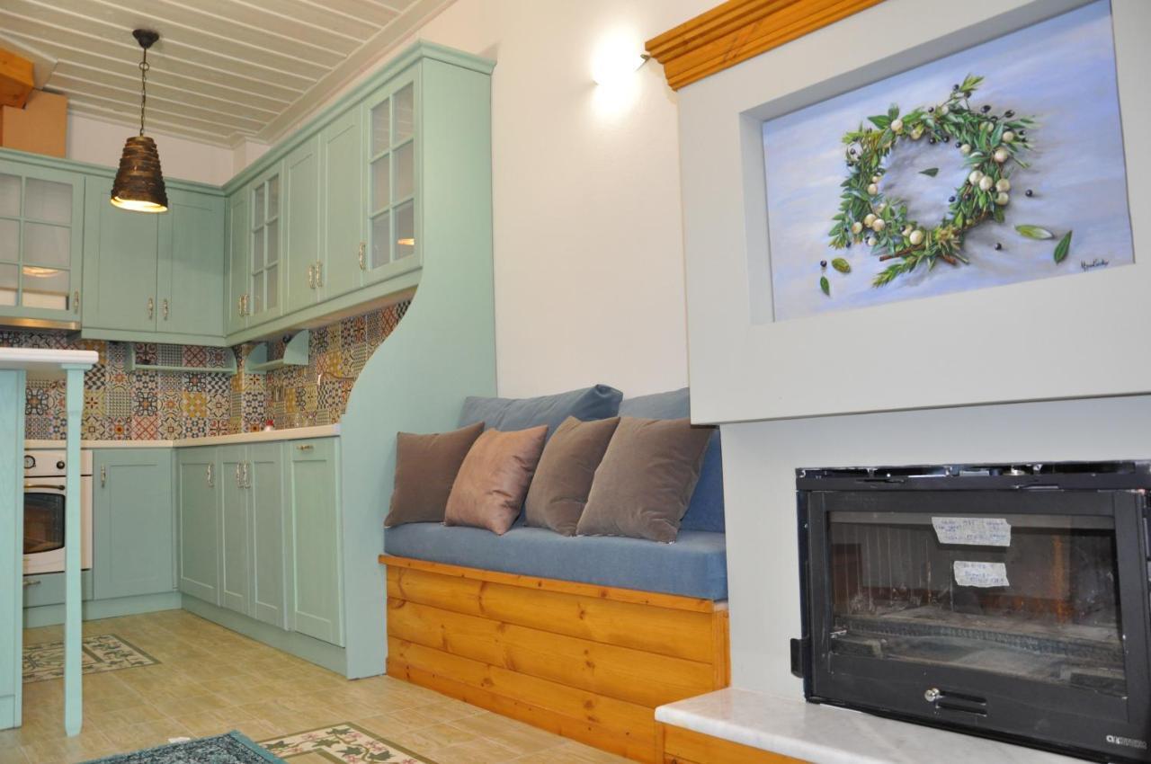Apostolia's Small House Bed And View Country house